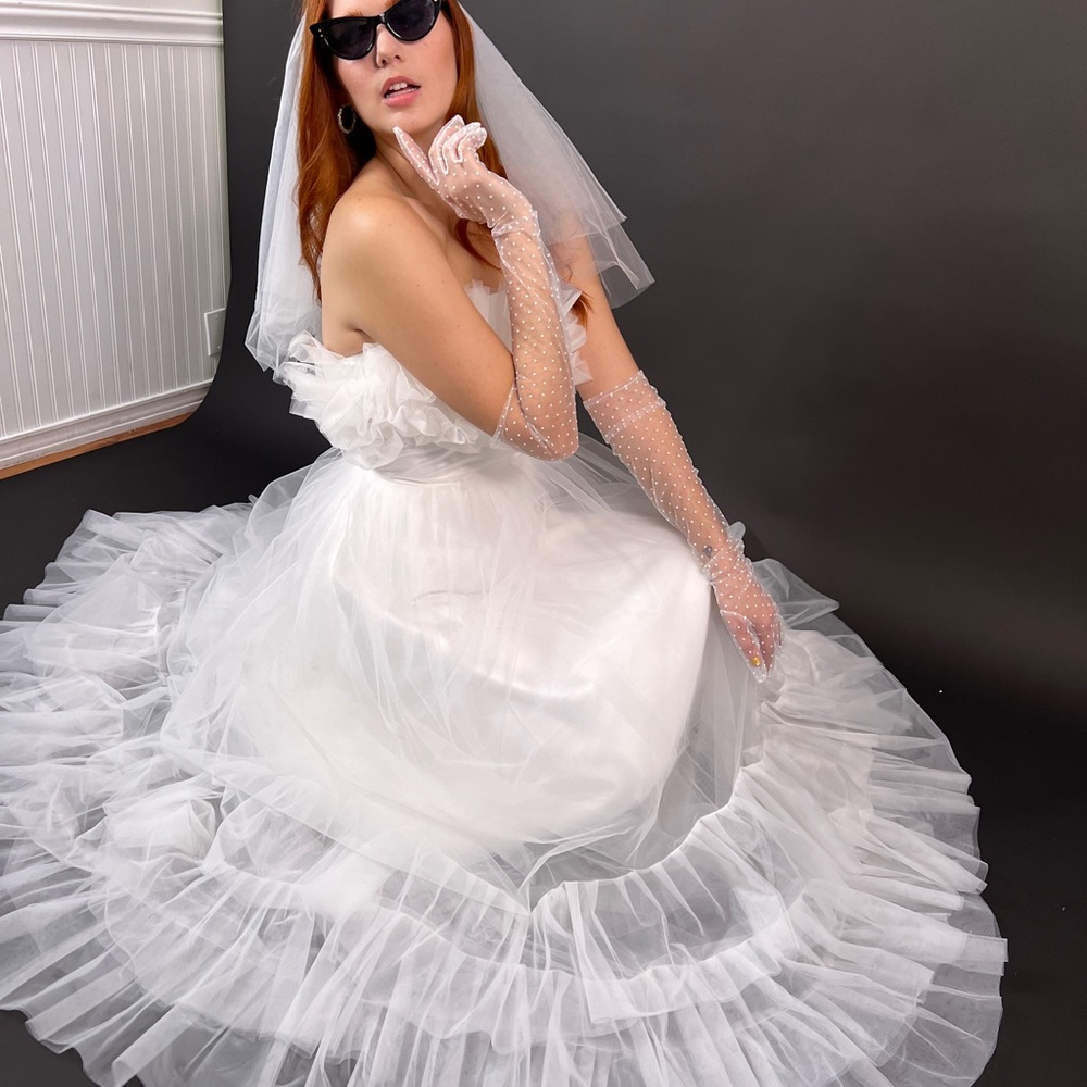 1950’s inspired strapless Aline Wedding dress - Picture 4 of 8